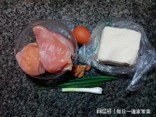 红油麻酱小馄饨香浓可口,包一些放冰箱,随吃随有很方便