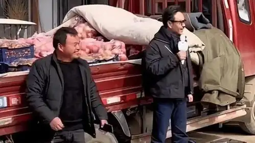 48岁汪涵生活所迫,在街头摆地摊卖水果,生意惨淡无人问津