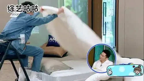 蔡徐坤进被窝名场面,惊呆哥哥姐姐们,李晨说这很容易被做成表情包