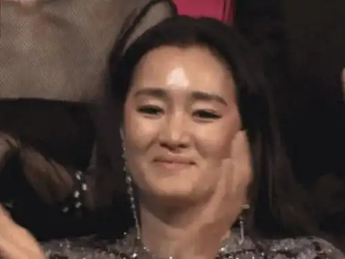 表情张艺谋获金马奖最佳导演,台下巩俐表情耐人寻味因为爱过评委表情