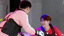 奔跑吧3李晨无法言语的痛苦跑男团模仿傅园慧表情包