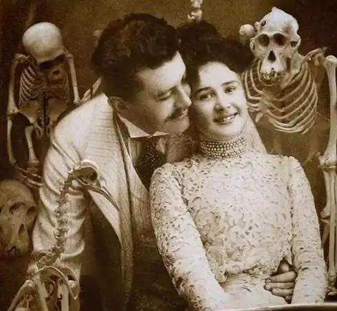 妹子,你这裤子真亮啊,已经在夜色中万众瞩目了哈哈哈哈哈哈最靓的崽