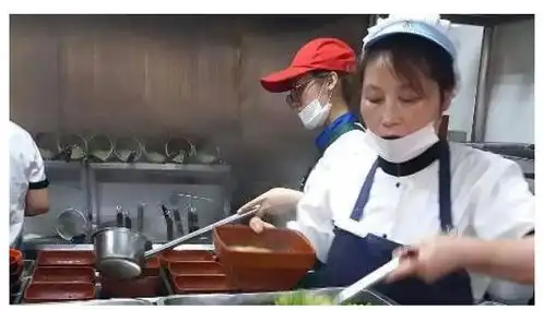 大学食堂标语绝了,阿姨说手抖已治好,只愿学生到食堂吃饭