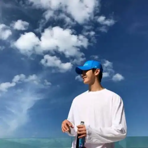 男生头像成熟稳重大气面