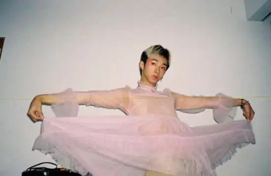 公开性取向伊能静儿子头像改为女装照,穿彩虹衣参加同性恋派对
