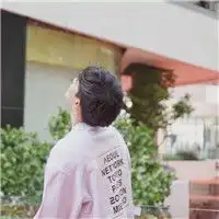 傻傻的望着远方不回头真人头像男生帅气背影图片