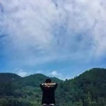 一个人海边头像男生孤单背影阳光穿透泛白的记忆