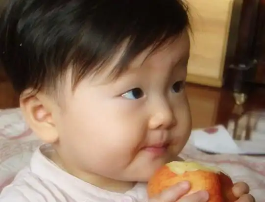 表情包可爱的女孩子水果