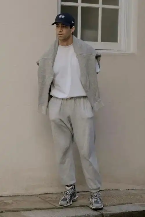 早春卫衣这样穿,气质绝了百搭时髦男女同款,一件顶3件