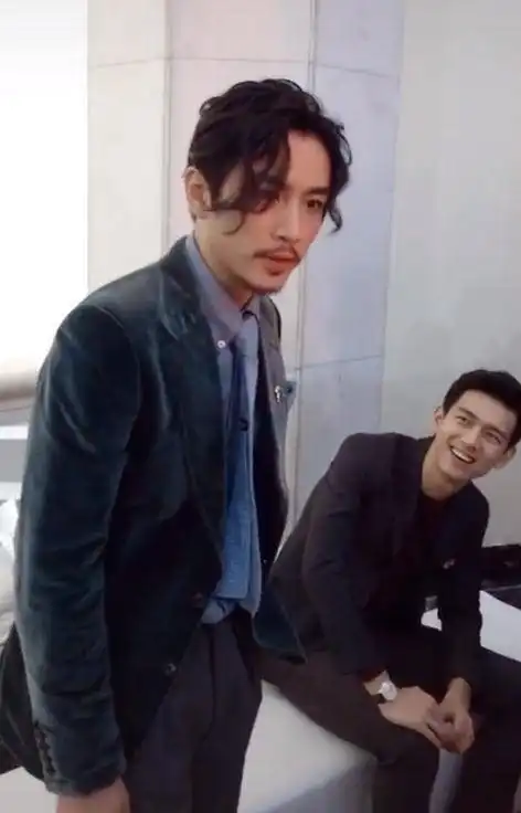 陈晓出席活动,却被身后李现的表情抢镜,网友不太聪明的亚子