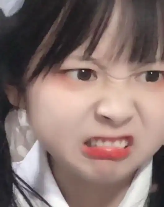 图中的这个女孩子是谁