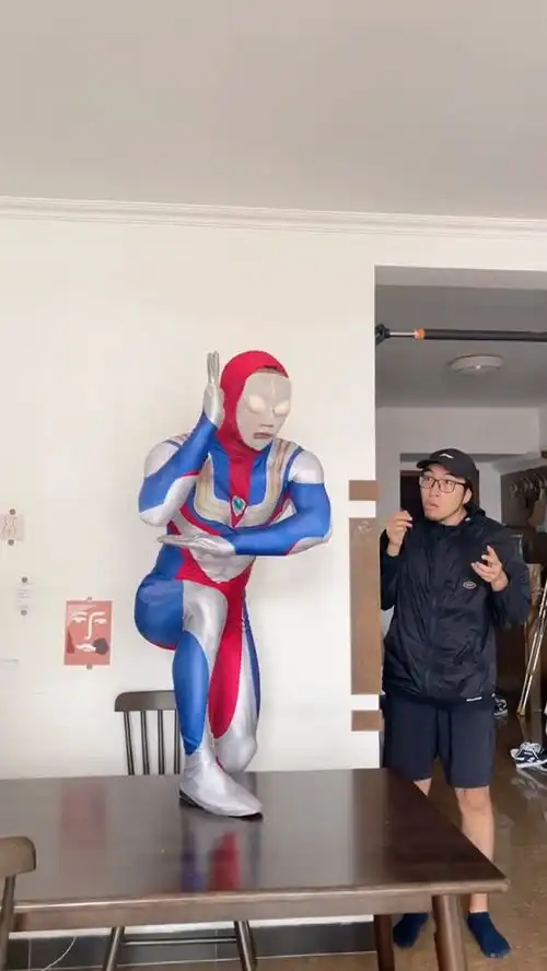 我正在被打有没有奥特曼来救我