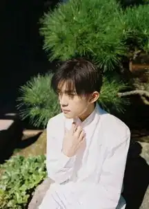 男生嘛,一件白衬衫就够了