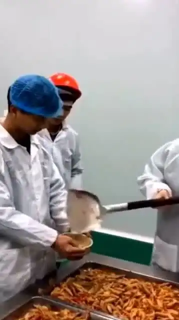 红色安全帽小伙,专治食堂阿姨手抖,你们还不学起来