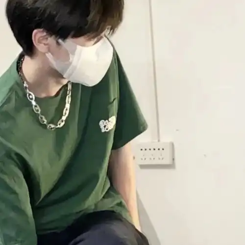 白底男生头像是不是没人看啊