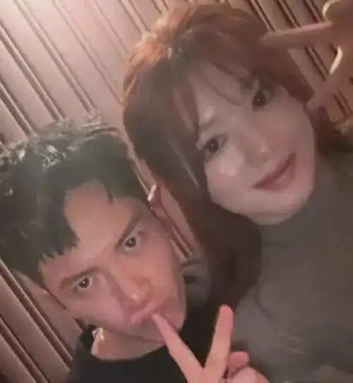 离谱24岁女偶像参加涉毒男星生日聚会,直接坐在桌边陪着赌博