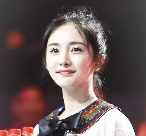 杨幂连续删微博发全脸自拍,网友都删了几张了请换一张