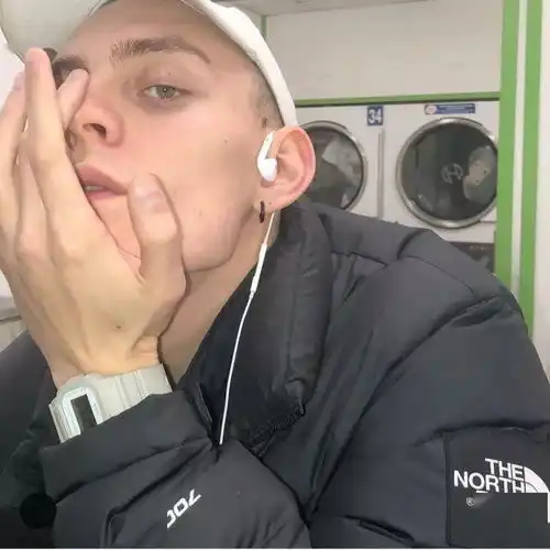 男生头像把秋衣扎进秋裤暖的像个二百斤的孩子