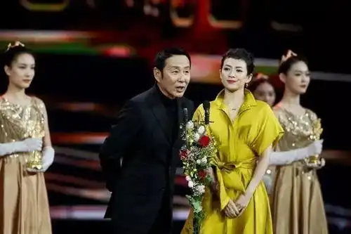 章子怡台上自曝得过三次华表奖,台下杨幂的表情亮了
