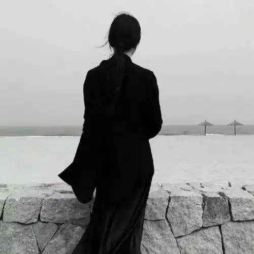 黑白照片头像男生背影头
