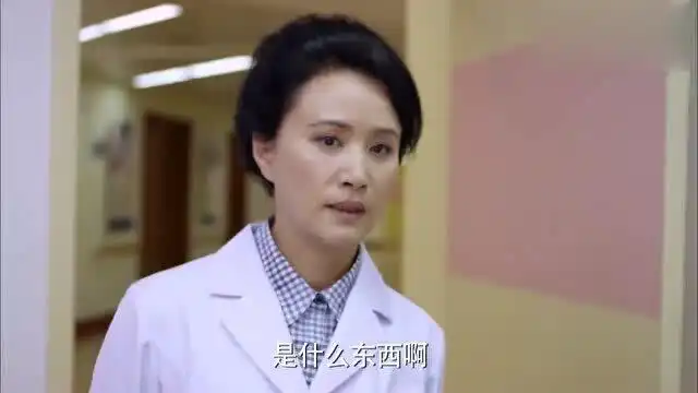 女上司一向面无表情,怎料看见狗却吓得跳一米高,护士全憋着笑
