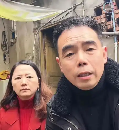 扔鞭炮炸车小孩哥奶奶直播讲实情,曝男孩家庭情况,回应网络传言