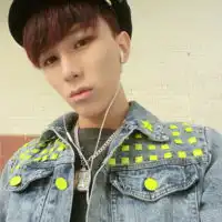 英伦范儿的时尚小清新男生看花花世界