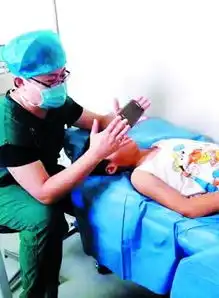 男医生手术室举手机为患儿放动画片