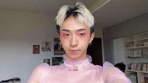 伊能静儿子再次晒出女装照片,满屏粉色,是否成为下一个金星
