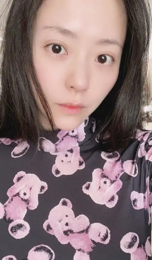 张靓颖晒素颜自拍状态超好,传递正确追星方式,恳请粉丝不要接机