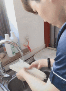 搞笑gif女朋友不屑一顾的表情很到位