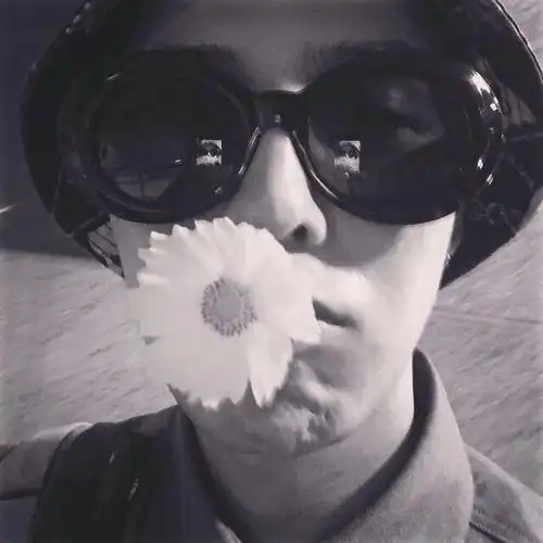 男生墨镜吐烟圈头像