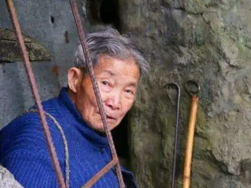 92岁孤寡老人梁富生花费26万自建活死人墓,提前举办葬礼