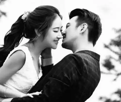 跟老公回老家过年,婆婆给我夹菜后做了一个动作,老公让我滚