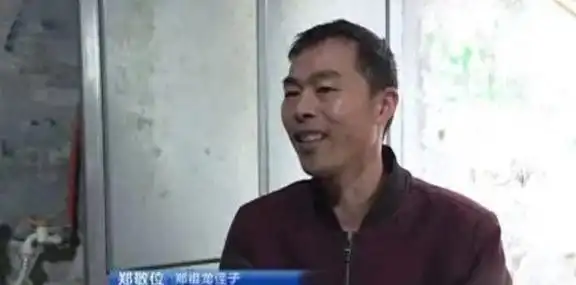 浙江老人去买面,靠画的假币骗店家九年,意外离世店家却哭了