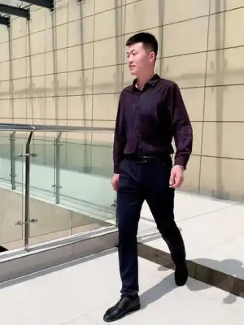 在一起十年,结婚八年眼前的这个老男人总是问我他长得帅不帅我说反正我长得丑,你跟我挺般配的记录真实生活成熟男人