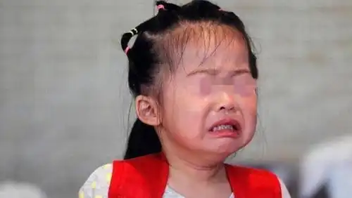 孩子犯错时低层次父母喜欢给孩子讲大道理,而高层次父母这样做