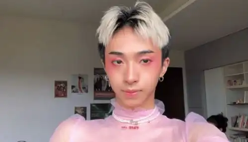 伊能静儿子晒大尺度照片,与女生好友床上相拥,画面辣眼睛