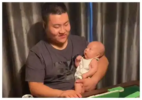 陕西一爸爸单手将宝宝抱怀里,另一只手摸牌打麻将,宝宝表情亮了