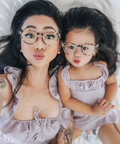 神仙母女亲子发型亲子装,连表情都是同款,妈妈真有爱女儿太可爱