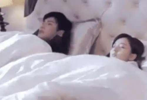原来睡觉戏是这么拍的,当看到演员的表情,网友明白啥是演技