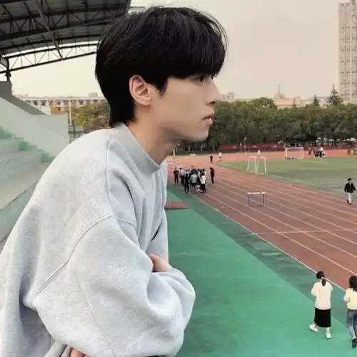 真人男生头像我从来不后悔,怎么看都是失去我的人更亏才对