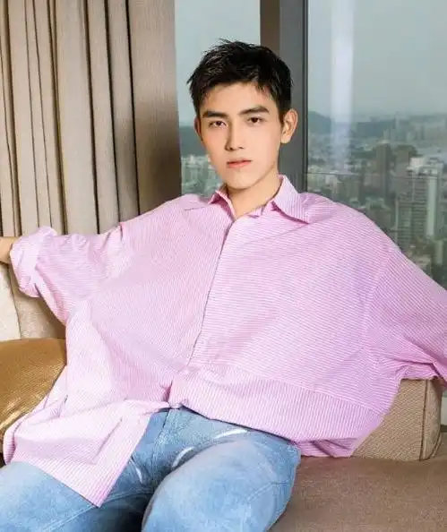 陈凯歌陈红的儿子陈飞宇,穿着条纹衬衫好帅气,阳光男孩气质尽显
