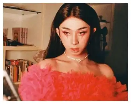庾澄庆伊能静18岁儿子近照曝光,染金发戴耳环,朋友圈都是女生
