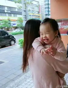 辣妈伊能静晒全家福和小米粒穿亲子装很粉嫩