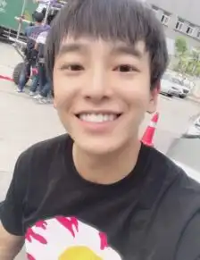 魏大勋新戏杀青,发大哭表情很不舍,彭昱畅王大陆同款大嘴超抢镜