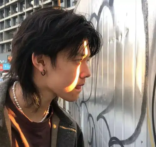 男生头像忘掉种过的花,去爱有结果的树