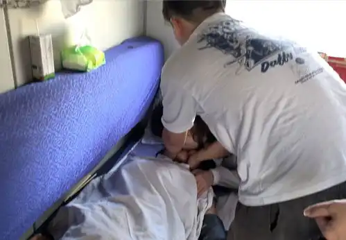 女孩火车上突发疾病,3名医学生紧急行动