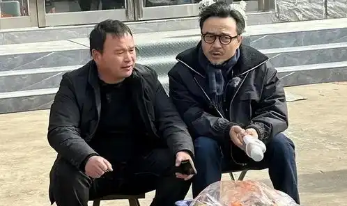 48岁汪涵生活所迫,在街头摆地摊卖水果,生意惨淡无人问津