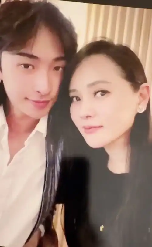 伊能静为儿子毕业再发小作文,恩利为她穿学士服,帮妈妈圆大学梦